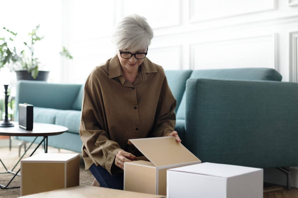 Femme âgée - cartons de déménagement